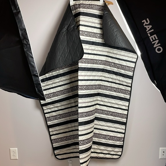 NWT Maurices Stadium Blanket L59.5 W49 Black/Brown Water Proof Backing - Picture 7 of 12